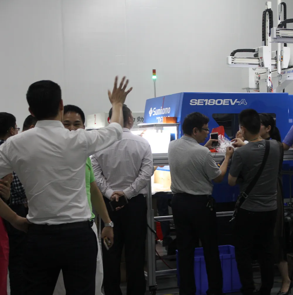 Customer visits the factory 4