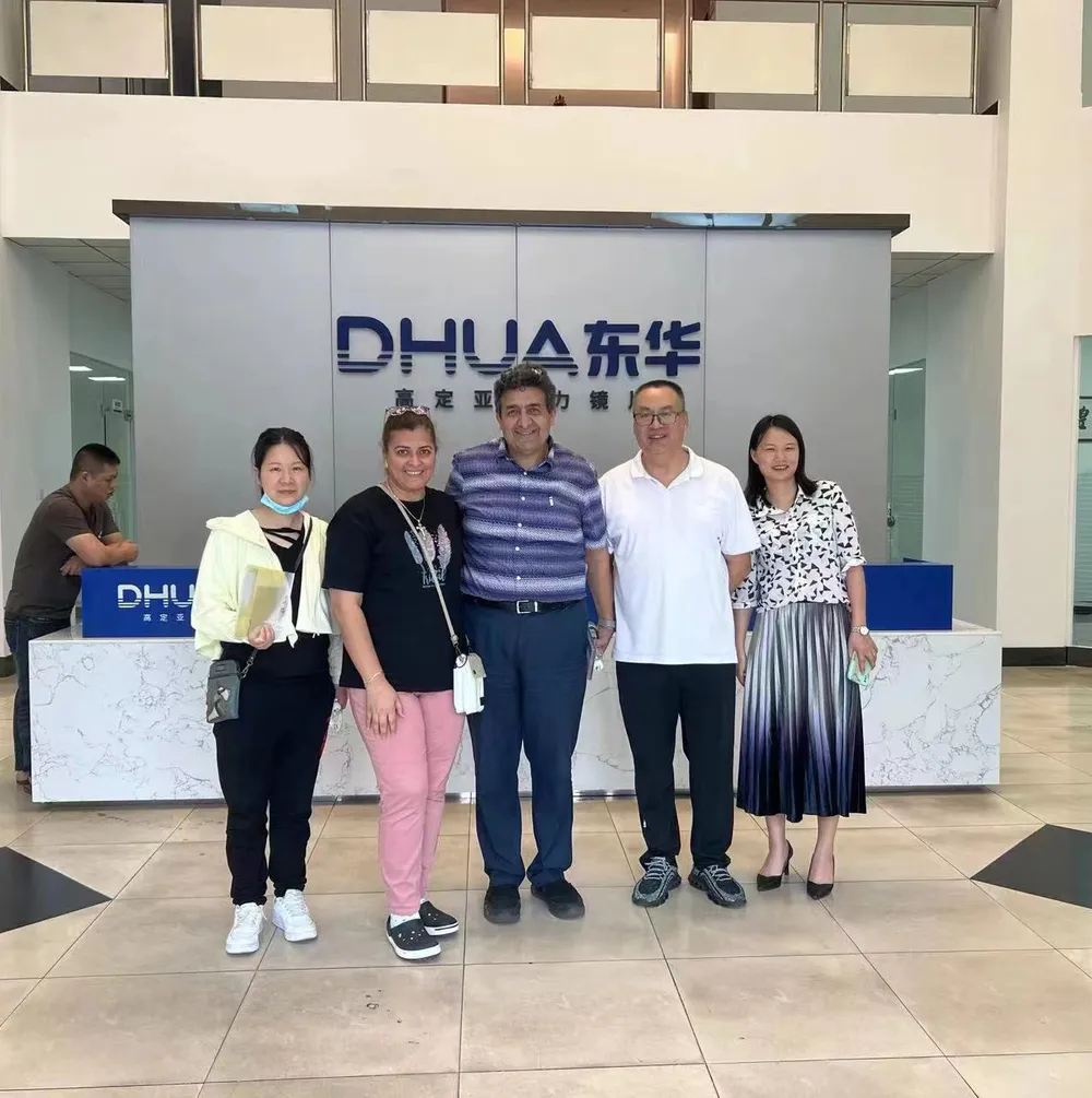 Take a photo with the customer at the front desk 2