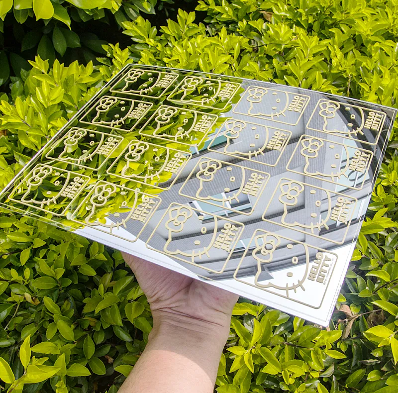 Print a 4x4 grid pattern on the mirror surface