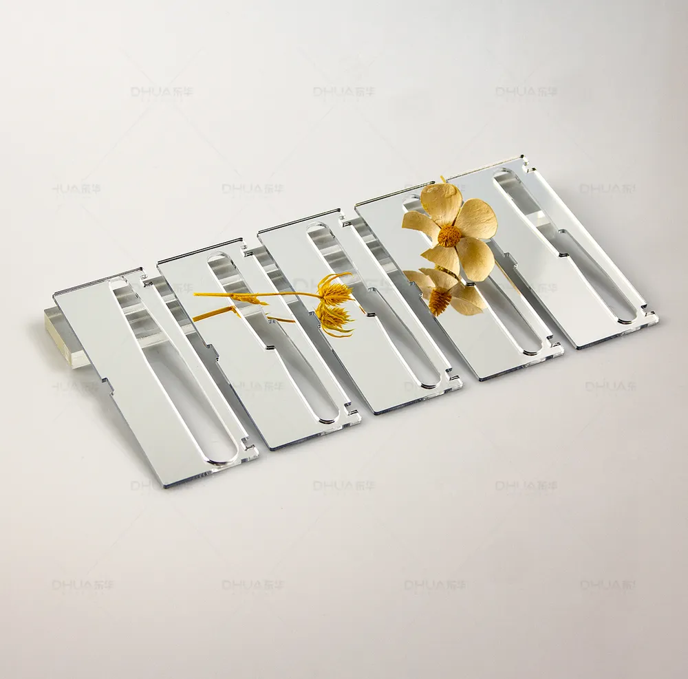 Lattice-patterned mirror