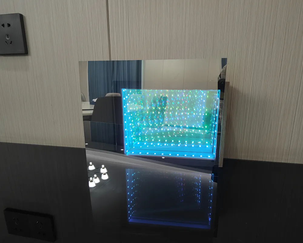 A PC two-way mirror is placed in front of the thousand-layer mirror light box