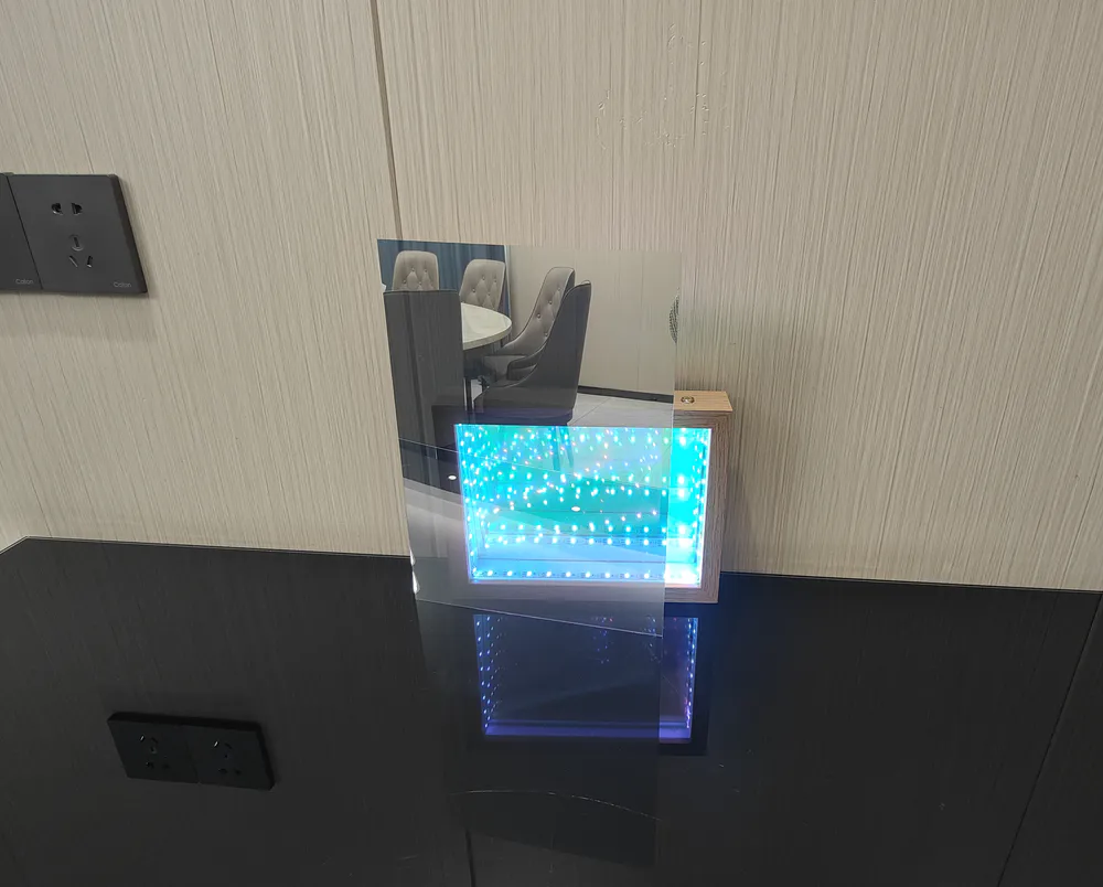 A PETG two-way mirror is placed in front of the thousand-layer mirror light box