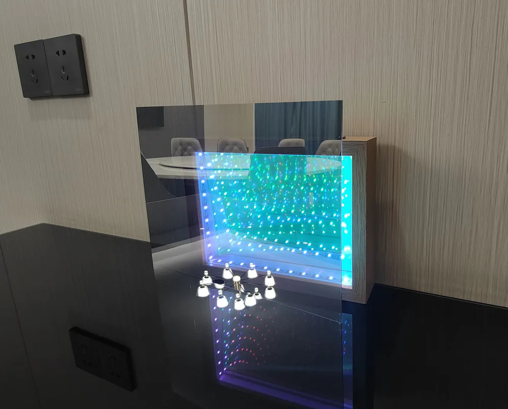 A PS two-way mirror is placed in front of the thousand-layer mirror light box