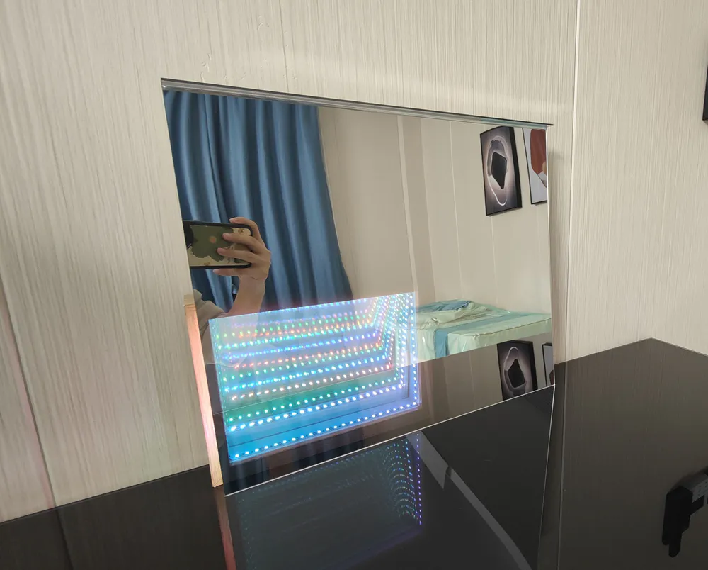 An acrylic two-way mirror is placed in front of the thousand-layer mirror light box