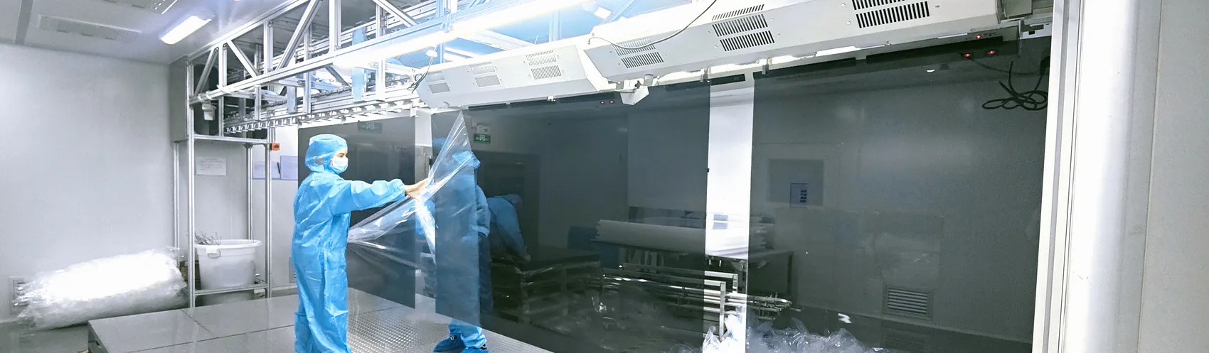 Employees temper mirrors in the tempering workshop.