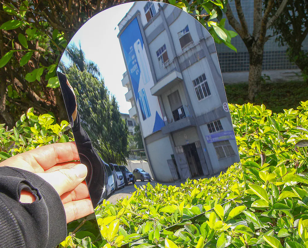 Hold up the mirror to take the photo