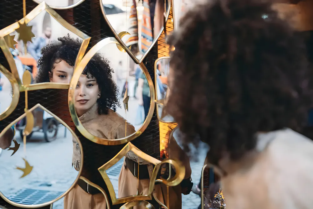 The store is filled with various decorative mirrors