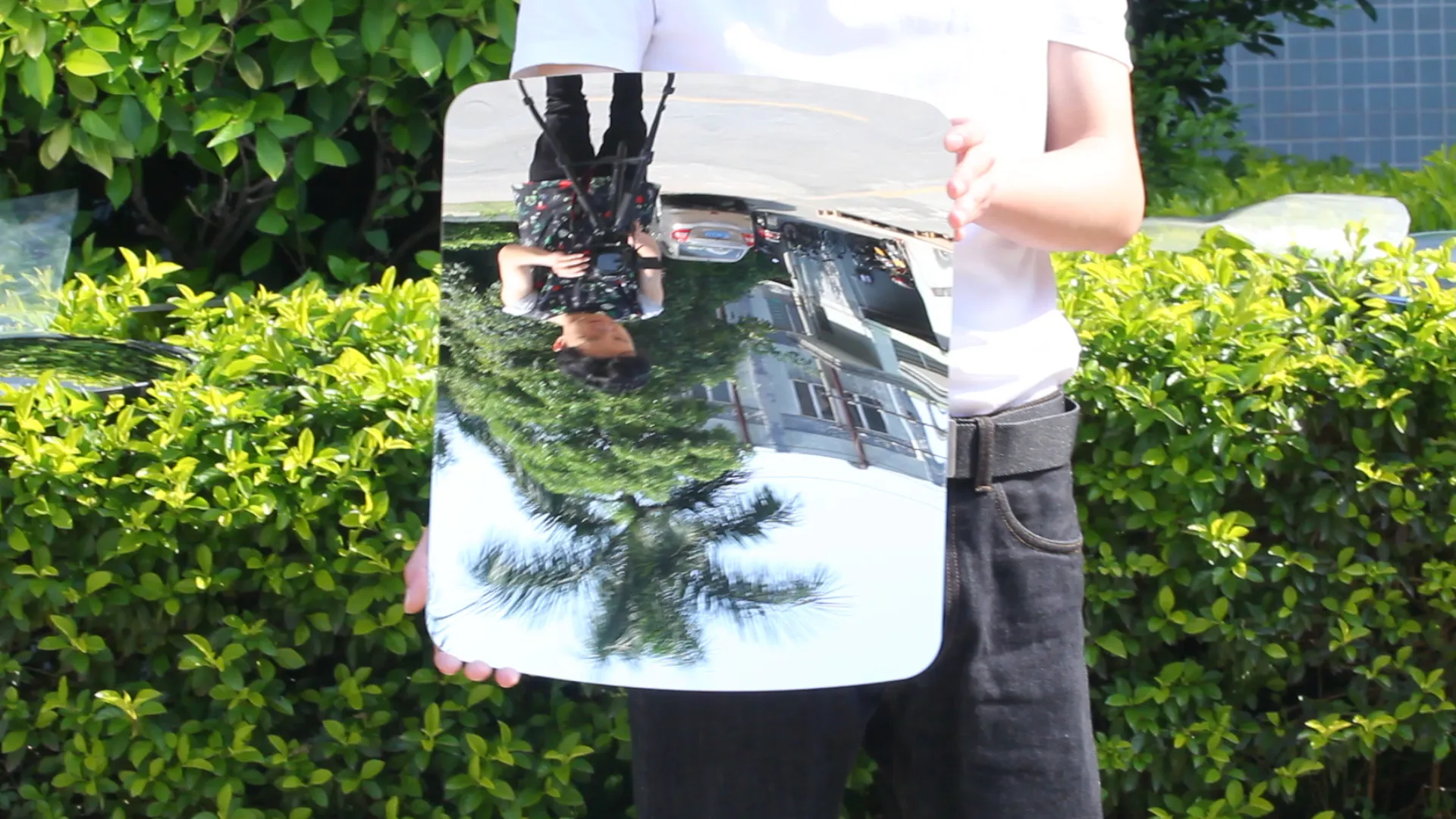 Video cover demonstrating the imaging effects of rectangular concave mirrors in outdoor settings