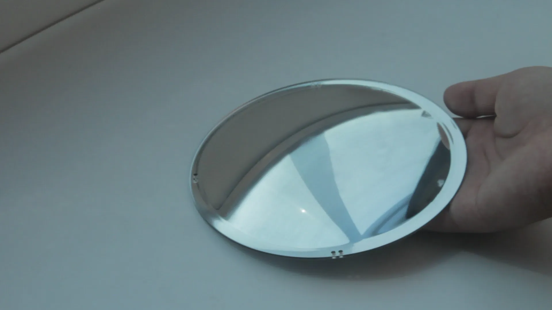Video cover showing the circular flat-surface machining of a convex mirror