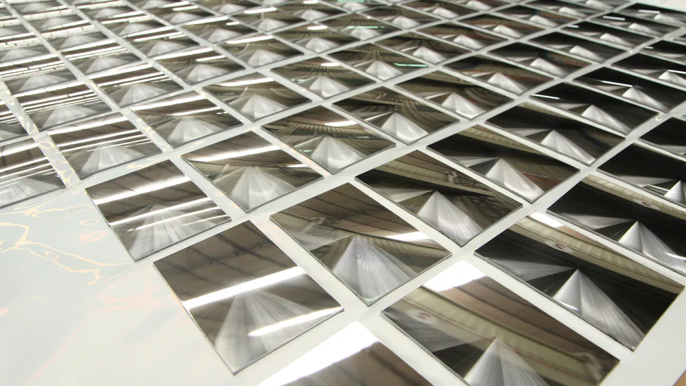 Arrange the small-sized mirrors for packaging