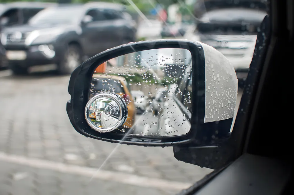 Blind-spot mirrors on vehicles