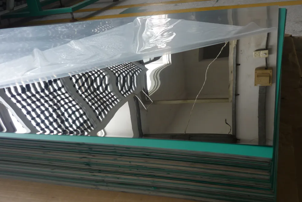 The unique wave distortion phenomenon on plastic mirror surfaces