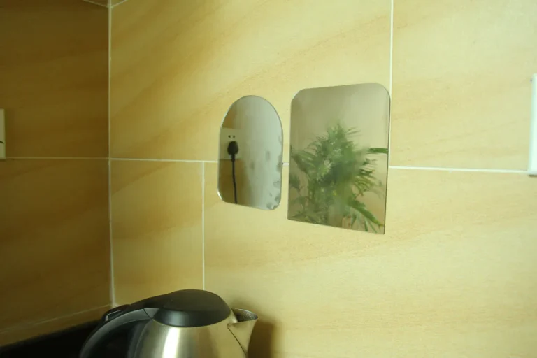 Use the steam emitted by a kettle to test the mirror anti-fogging performance