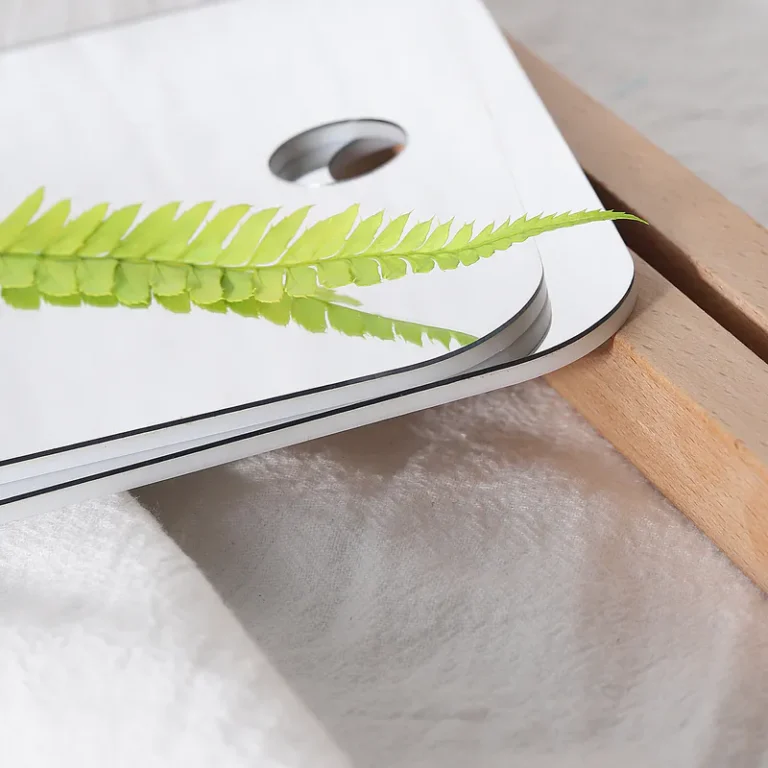 The back panel uses an acrylic anti‑fog mirror made of PS density board