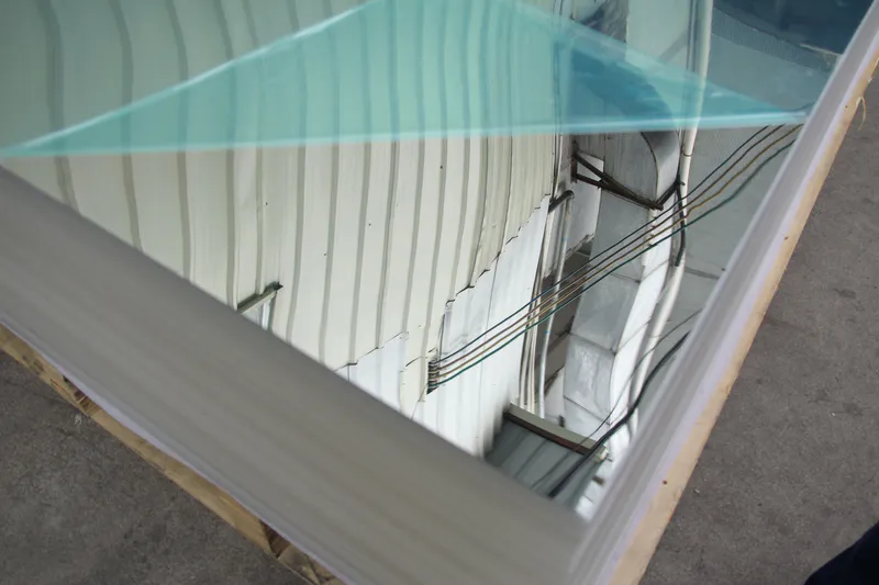 Large acrylic mirrors have limitations with wavy reflections