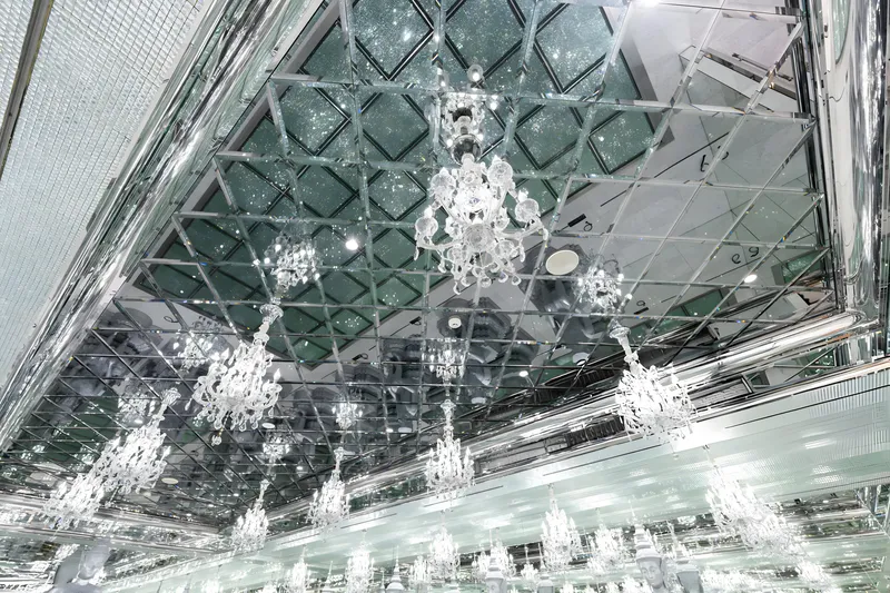 A ceiling made of a large number of small acrylic mirror panels