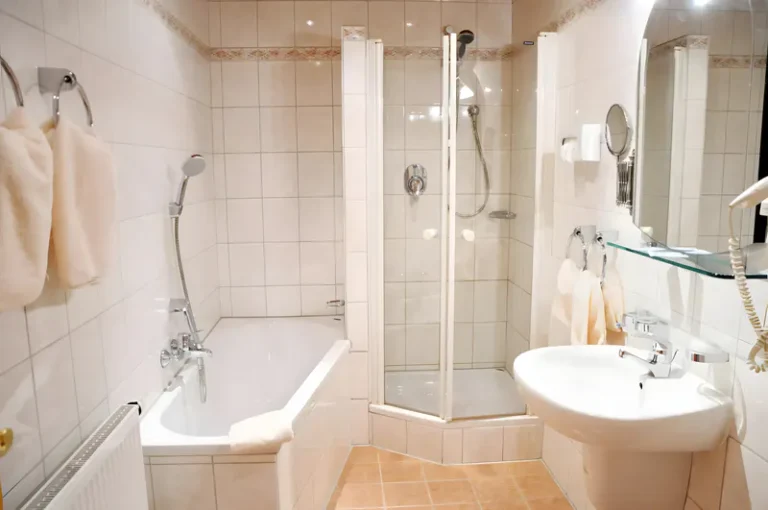 Glass mirrors and acrylic mirrors in the bathroom