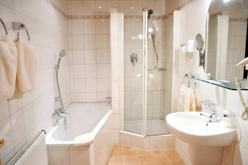 Glass mirrors and acrylic mirrors in the bathroom