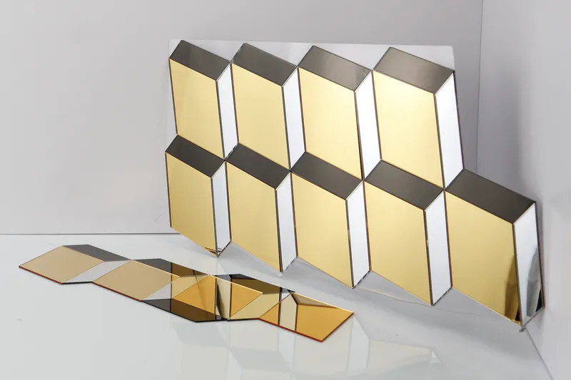 Honeycomb decorative mirror made of acrylic mirrors