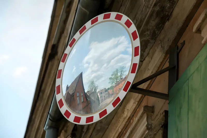 Incorrect Usage Case of a Semi-Outdoor Convex Mirror